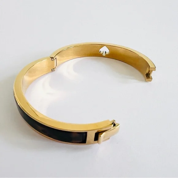 KATE SPADE Hole Punch Spade Bangle Snap Closure Tortoise Gold-Tone Bracelet OS - Picture 3 of 9